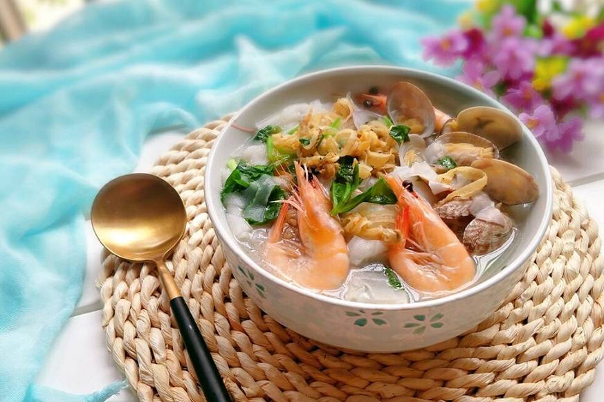 福建的特色早餐——海鲜锅边,食材丰富味道鲜美_芹菜_处理_汤底