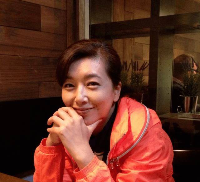 江珊靠田小洁肩上,素颜干黄又沧桑,但这就是普通人的生活状态!