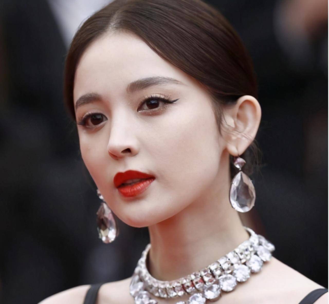 原创外媒镜头下的女星颜值打几分古力娜扎佟丽娅居然轻松hold住