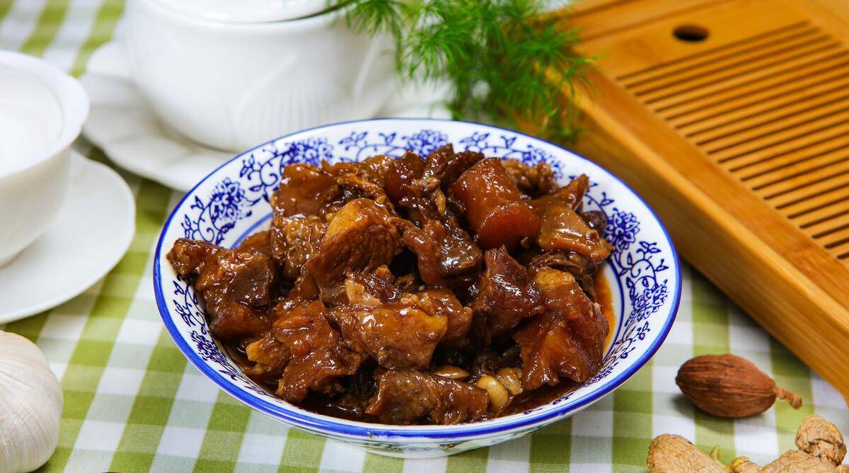 在家自制红烧牛肉,牢记4个步骤,不仅牛肉颜色红亮,软烂又入味_大部分