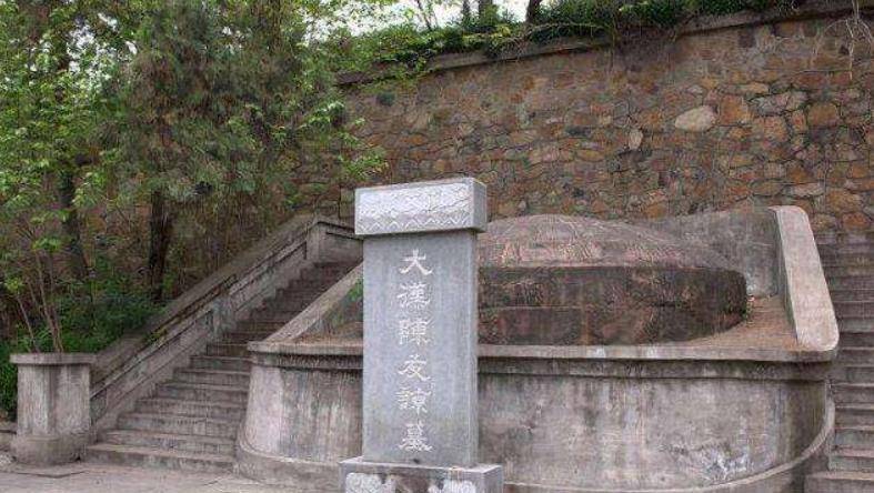 隐藏于长江大桥下的皇帝墓，墓主曾拥兵60万，今墓边却杂草丛生