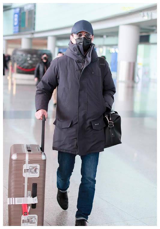 靳东有多怕冷?穿厚大衣不够,还把领子立起来保护住脖子!
