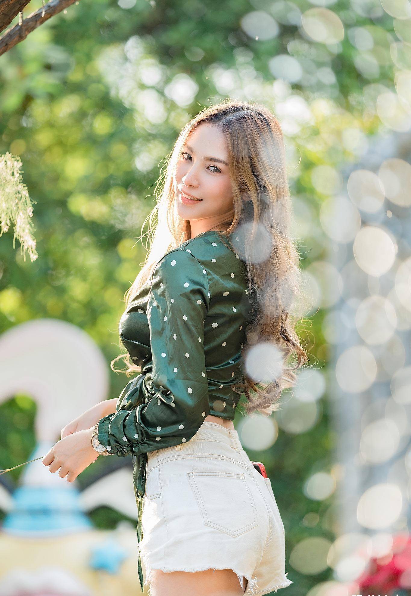 时尚又时尚的衬衣搭配热裤,靓丽的穿搭,让美女模特看起来格外动人