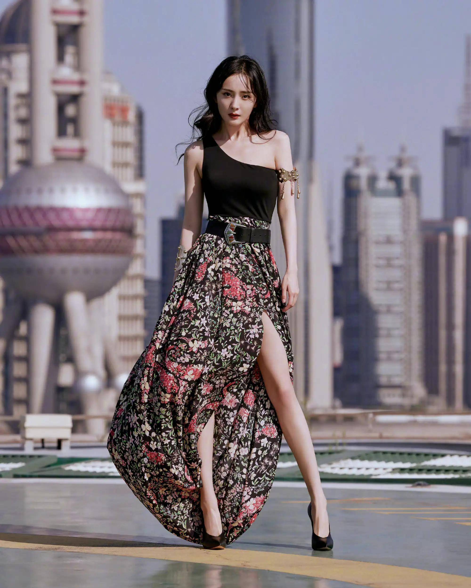 原创杨幂上海浦东摆拍印花裙露肩装大长腿秀好身材