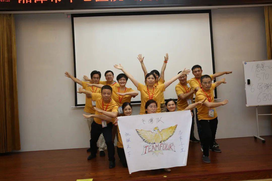 "超一班"培训班都是临时组建6支团队,并在有限的时间内完成队名,队徽