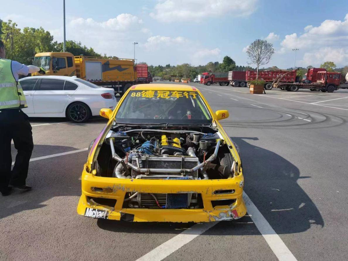 大足交巡警直捣改装窝点_车辆_机动车_非法