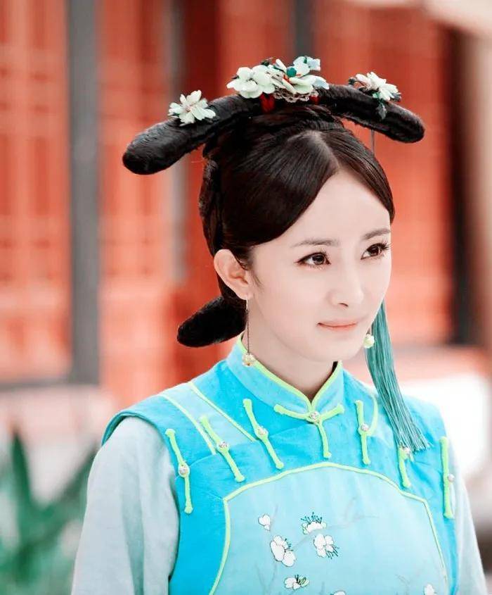 杨幂因饰演《唐明皇》中的咸宜公主而作为童星出道,这一年,杨幂年满4