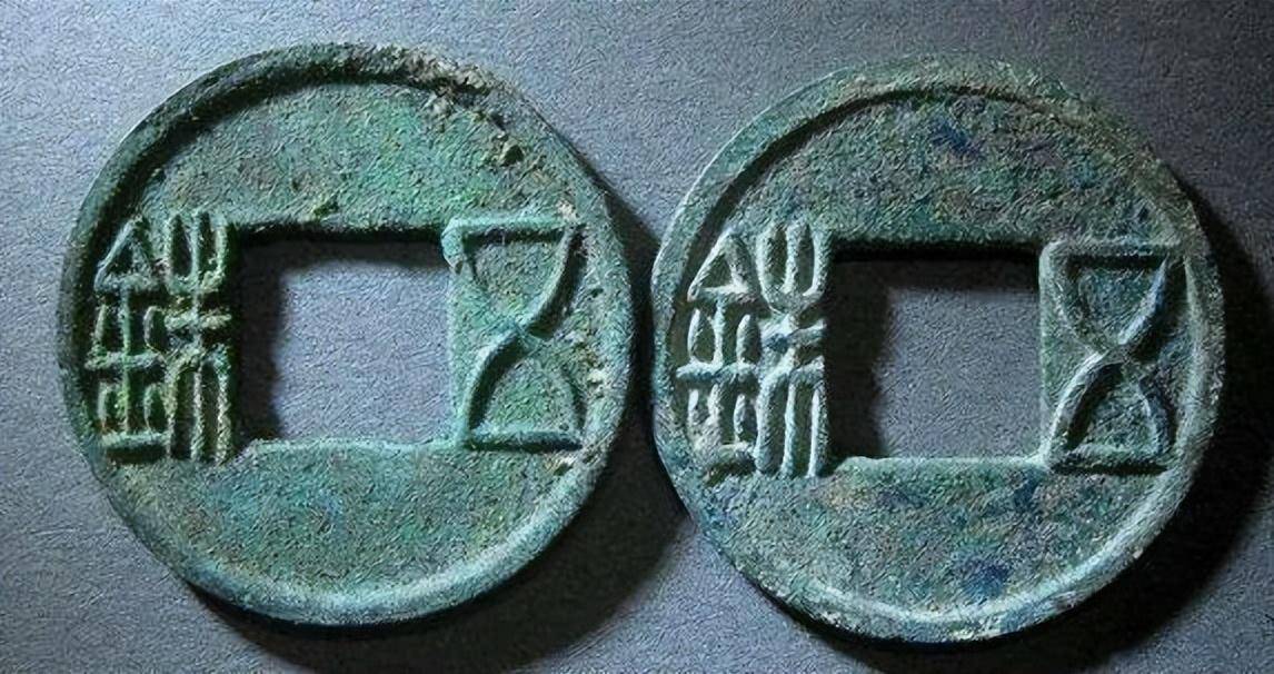 从模仿自然海贝形状制造的铜贝出现后,战国诸侯称雄割据为特色的铲币