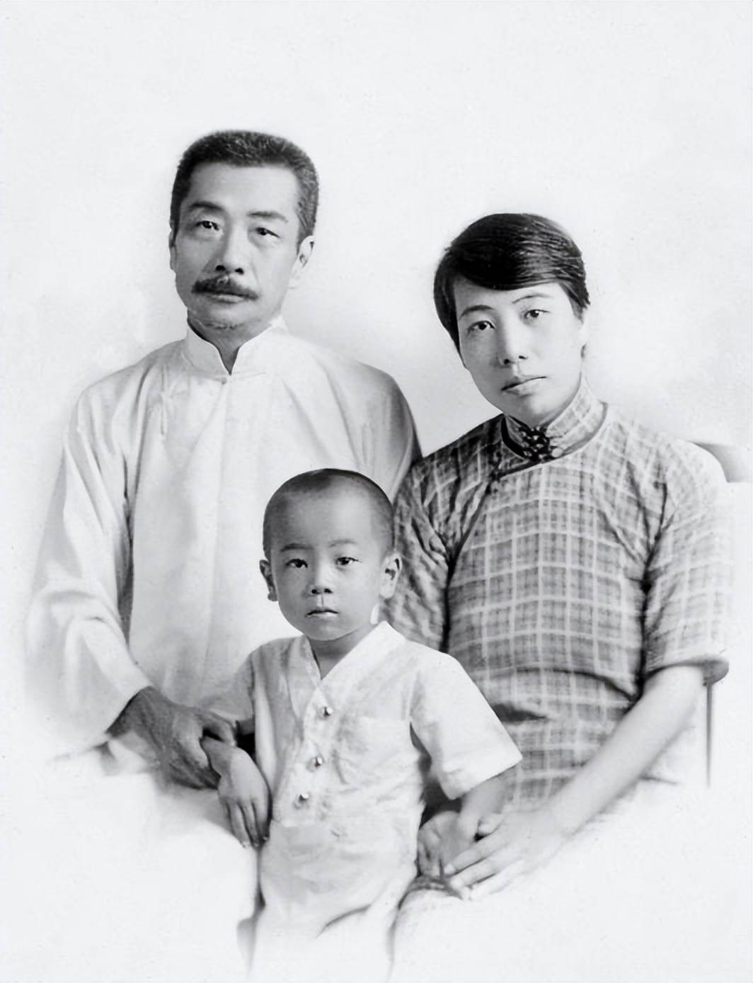 原创老照片1933年鲁迅先生的一张全家照两位俾斯麦的一张合影