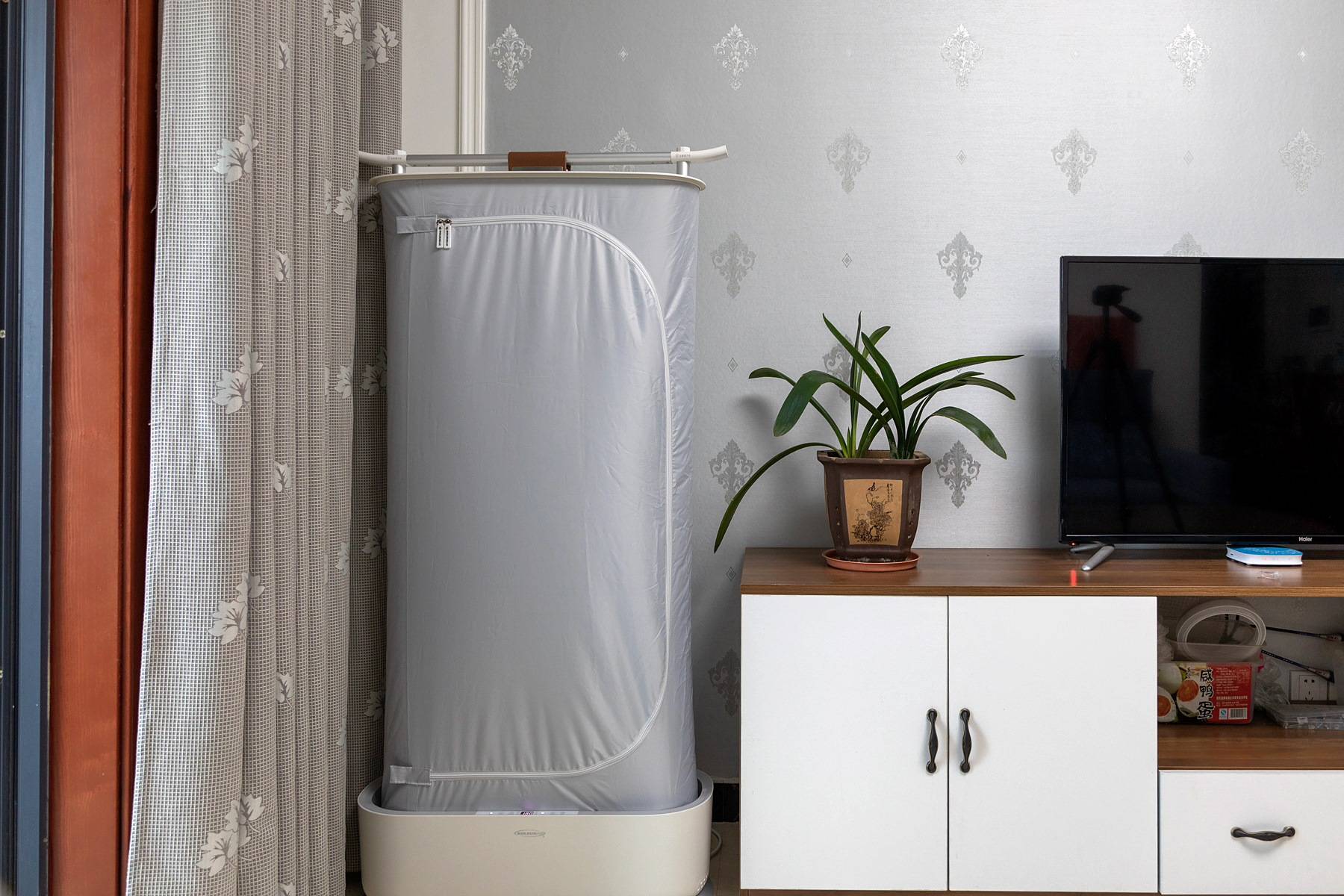 舒乐氏“全自动挂烫机”:能除皱,会烘干,家中衣物轻松护理