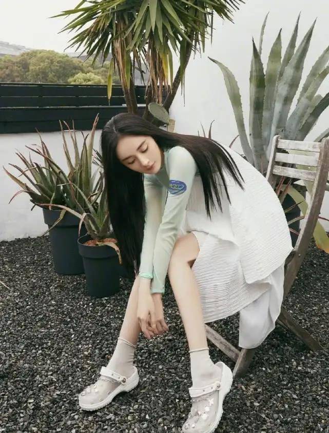 原创杨幂太爱穿洞洞鞋四款鞋子四种穿法个性显腿长一般人做不到