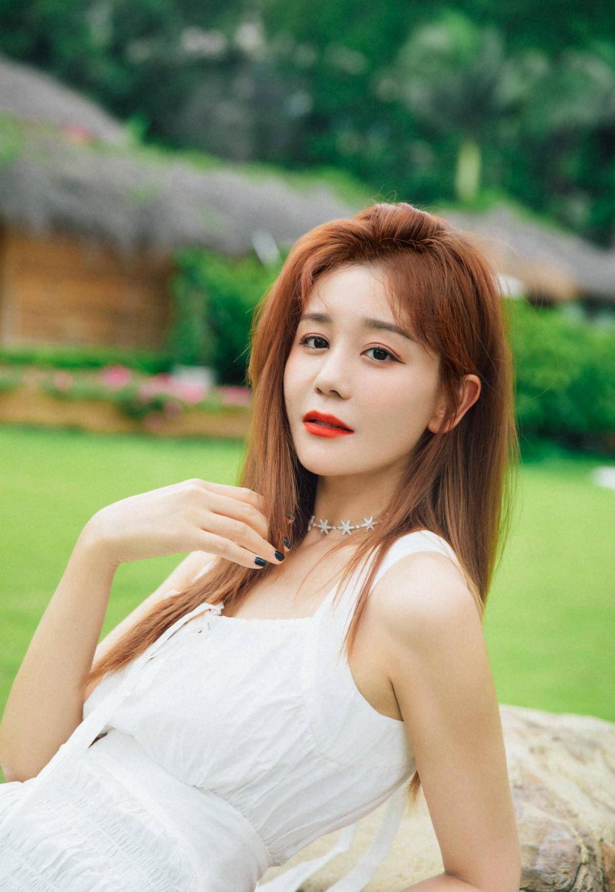 原创海陆的苦情脸太吃亏了穿大红色长裙亮相看着一点也不喜庆