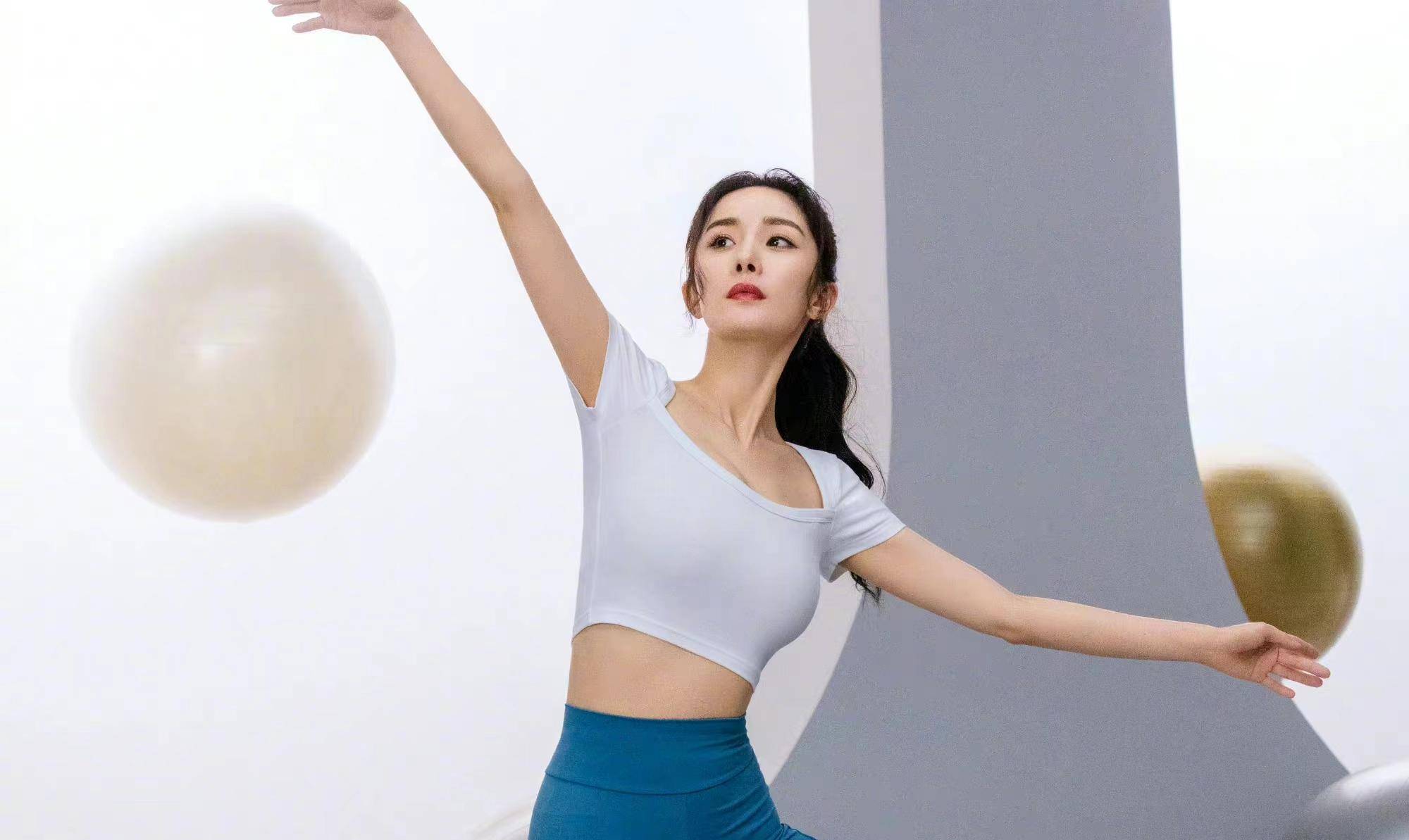 杨幂再秀好身材窈窕曲线惹人羡网友却被肤色吸引