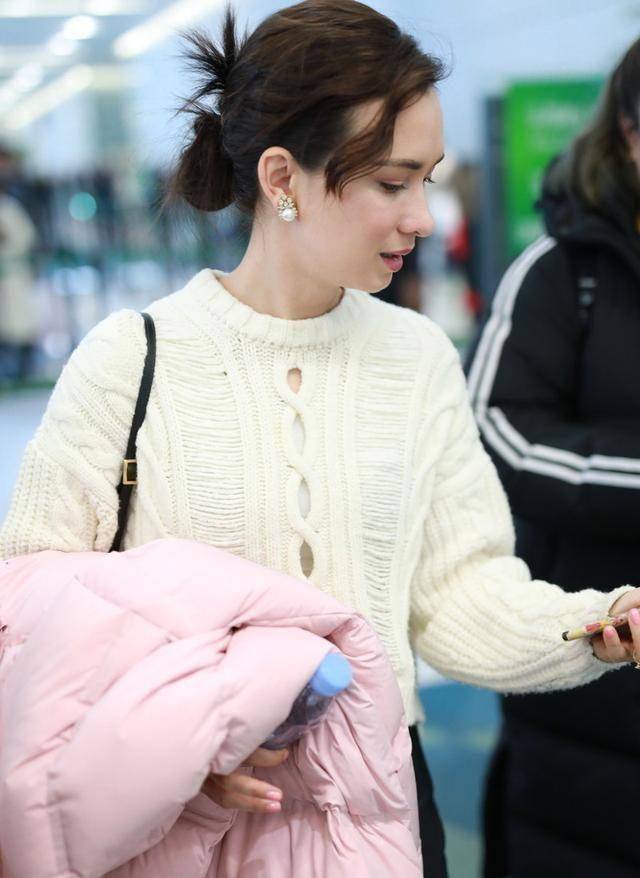 卢靖姗混搭风走机场,皮裤穿失误真显胯宽,不过拍照时学聪明了_韩庚很