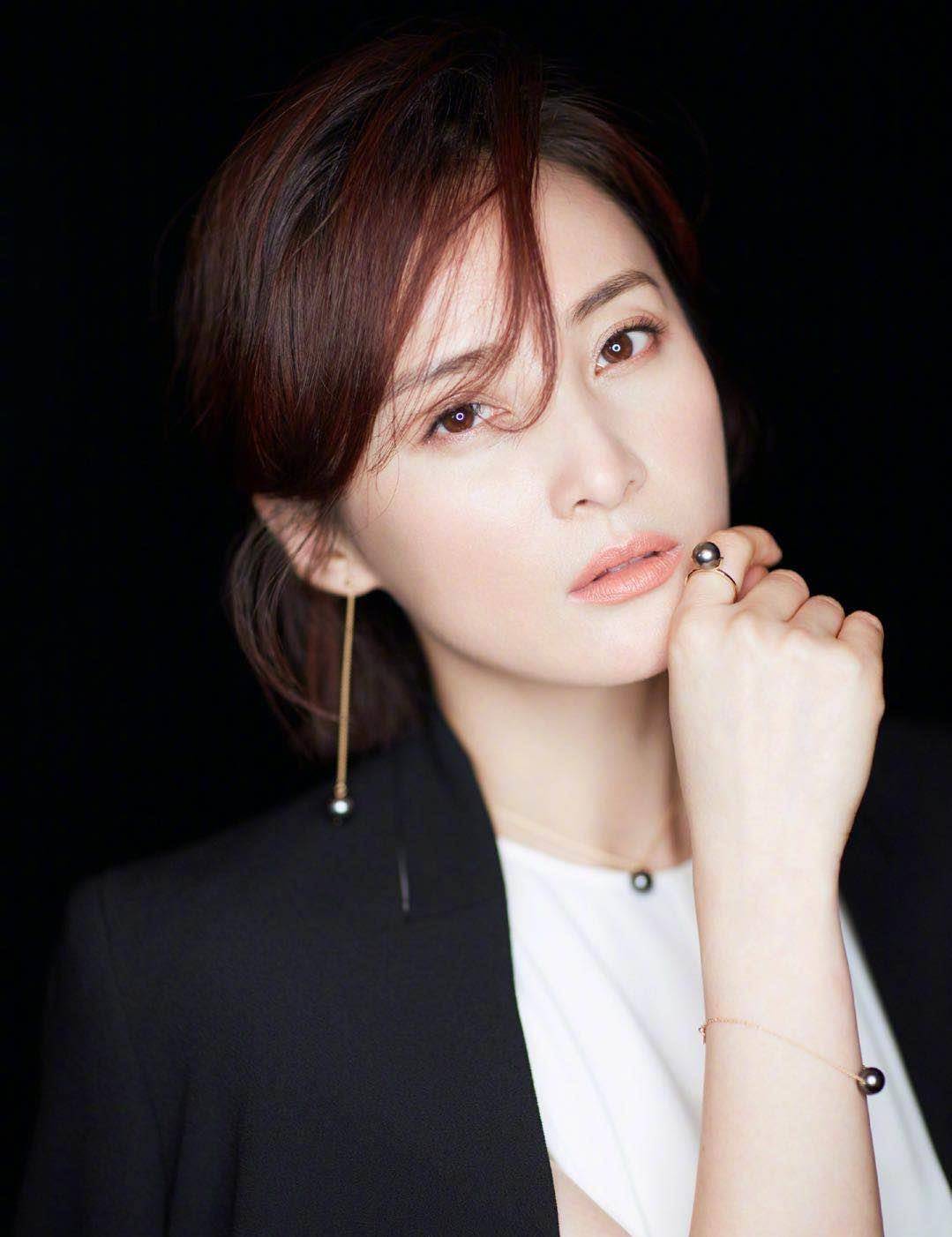 原创44岁蒋勤勤换新发型齐刘海黑长发未来感十足差点认不出