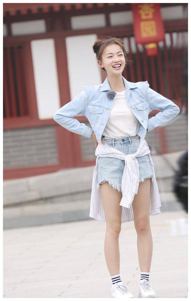 吴谨言在节目中的发型火了,双马尾可爱丸子头清新,真适合夏天扎_吴根