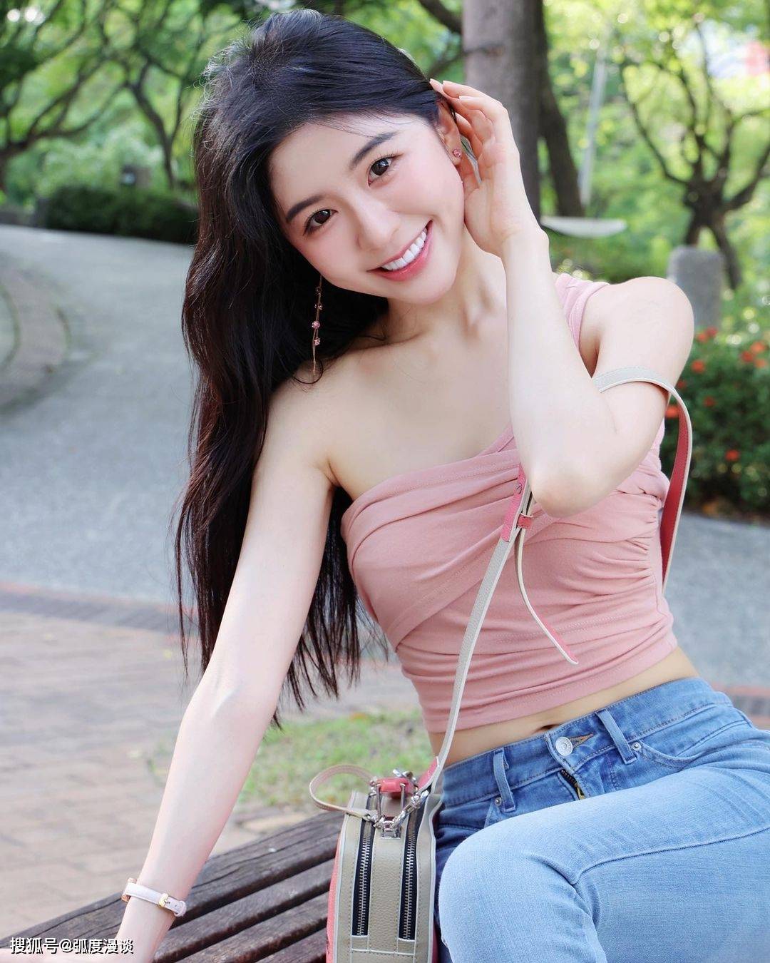 随时发射美女光,"甜美笑颜"狂造粉色恋爱感_琪琪_dtwcn_人气