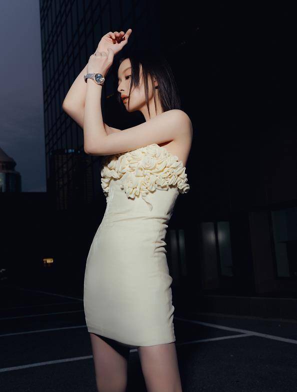 倪妮白色花瓣抹胸连衣裙来袭,俏皮可爱又高级,好身材一览无遗_气质