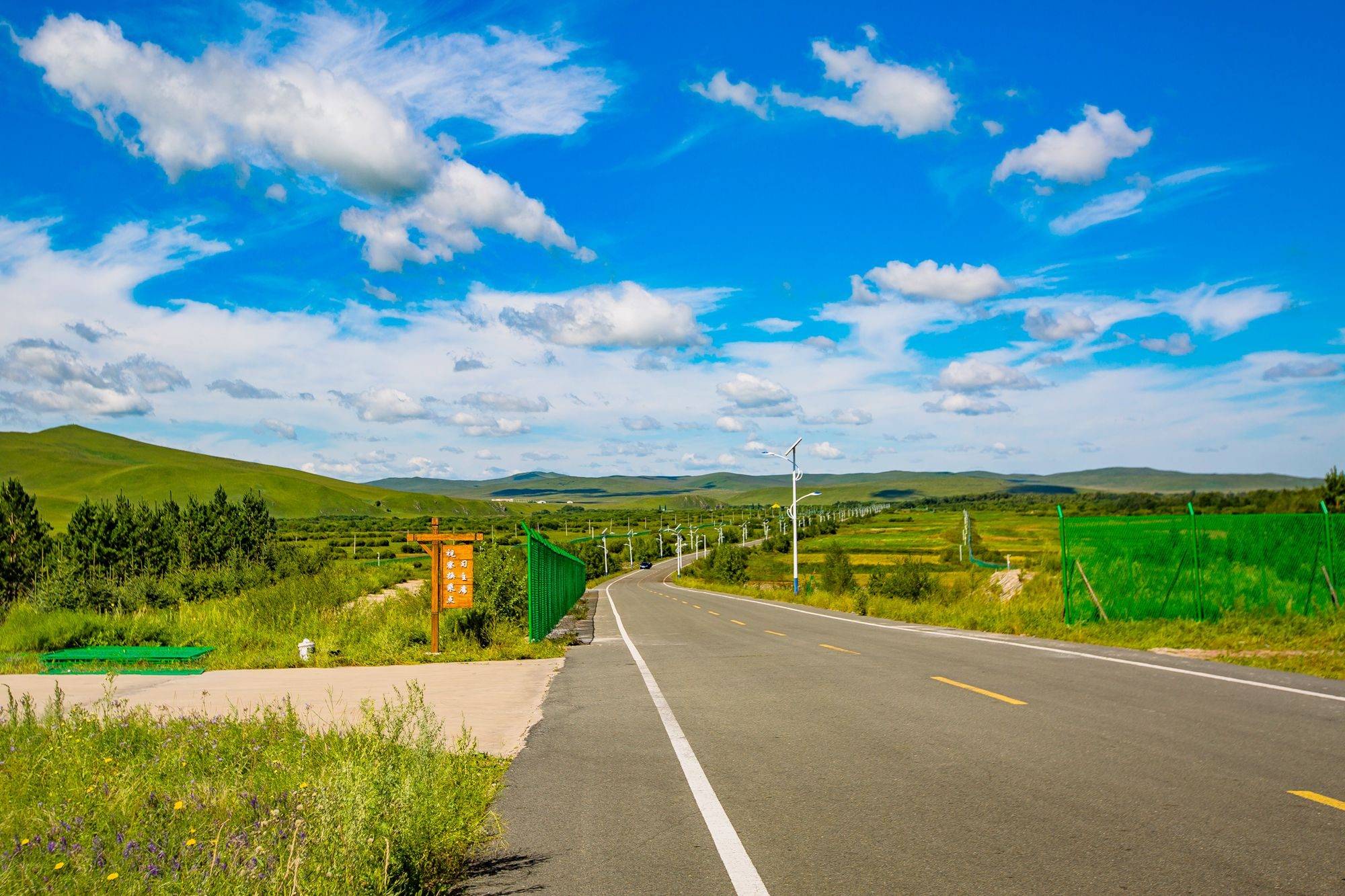 原创内蒙古兴安盟旅游雄伟壮观的国门景区吸引了众多游客前来打卡