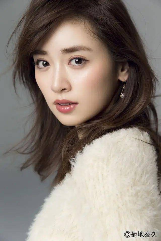 她长相清丽可爱,笑容甜美,有一种看一眼就中毒的温婉力量.
