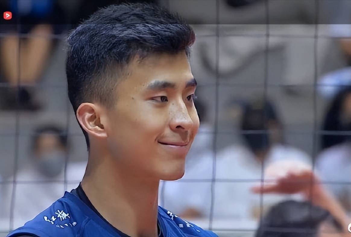 张景胤人气太旺,泰国女粉丝超疯狂,撕心裂肺惹他害羞_比赛_中国男排