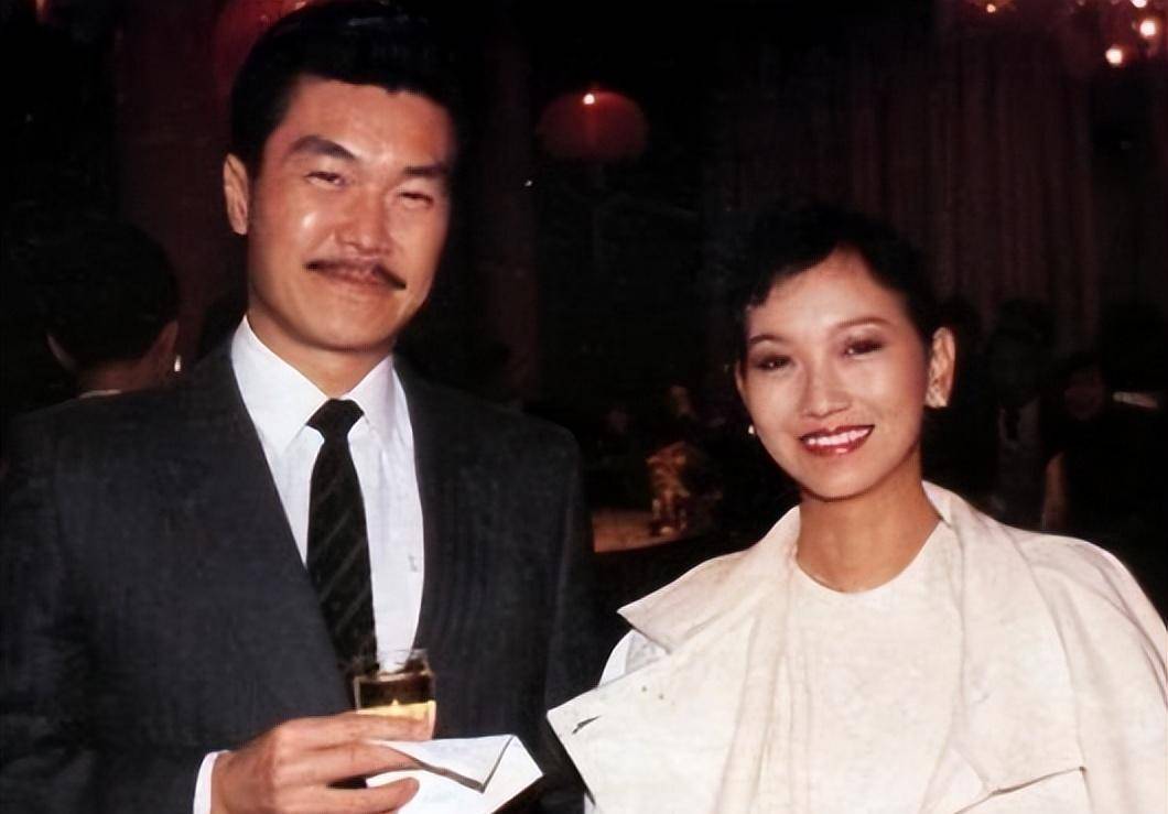 在看到赵雅芝的第一眼他就肾上腺素飙升,虽说赵雅芝和丈夫黄汉伟的