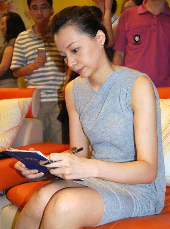 董卿不化妆现身藏不住的老态,气质女神要成传说?