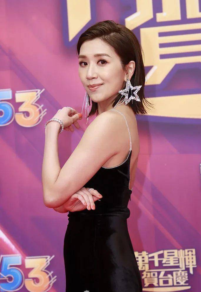 原创tvb台庆晚会斗艳梁咏诗蔡思贝等女星露背露腿秀身材