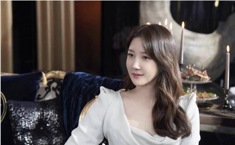 李智雅在剧中饰演家境富有的沈秀莲,准备对丈夫展开复仇,精湛演技仿佛