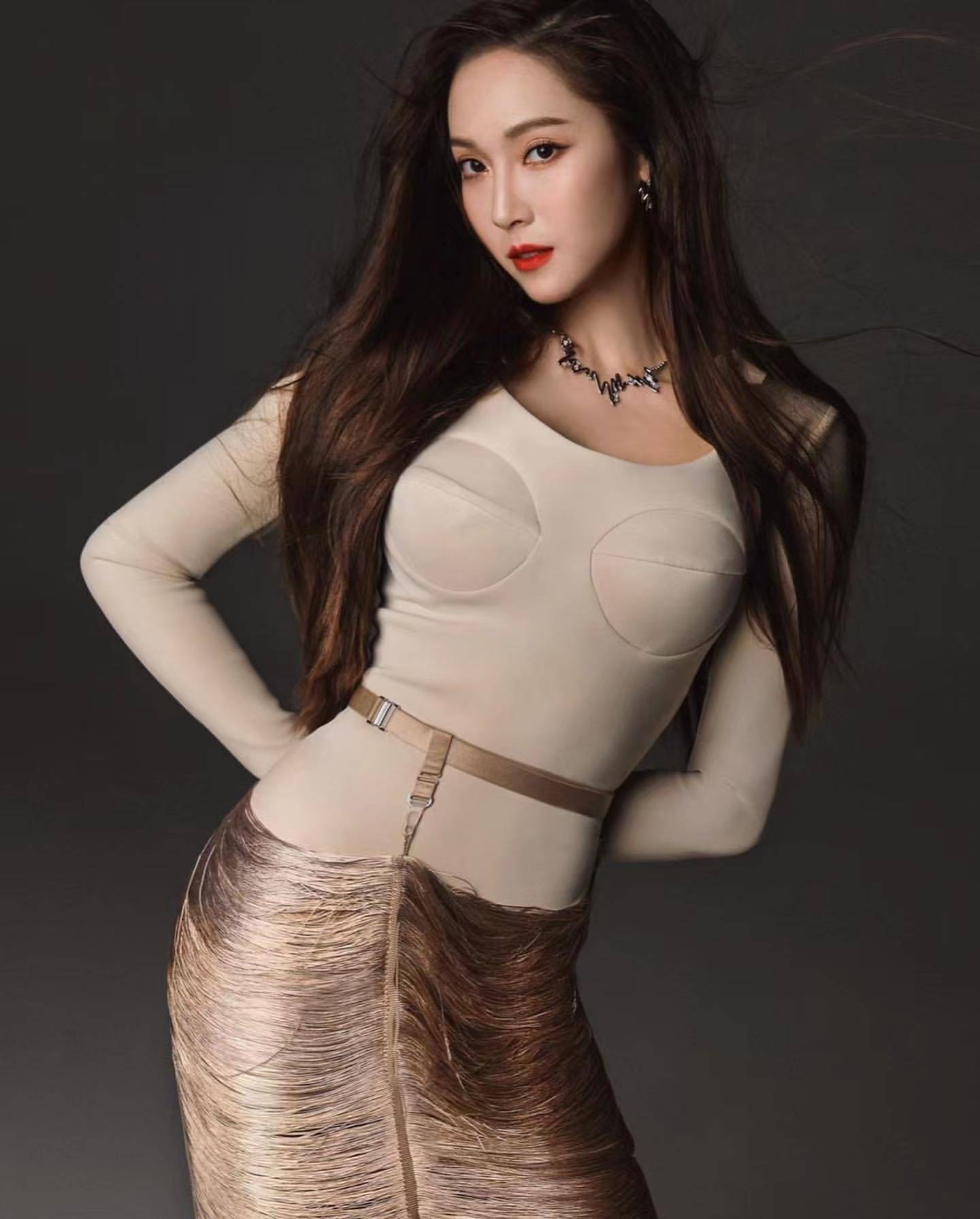 郑秀妍的诱惑魅力,性感的可乐瓶身材,颠覆传统风格的女神美