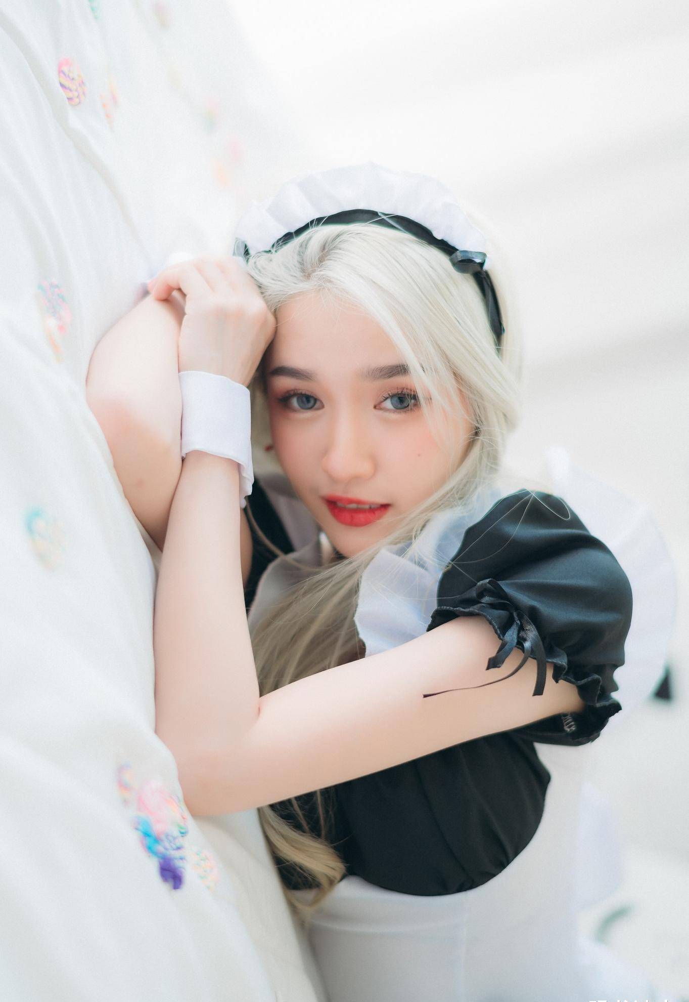 穿女仆装的青春美少女,绝美的颜值,动人的眼神,宅男看了会很心动_不