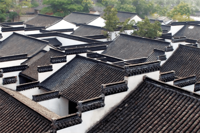 江苏有一名人故居，占地9500多平方米，建筑独特，融入了南北风格
