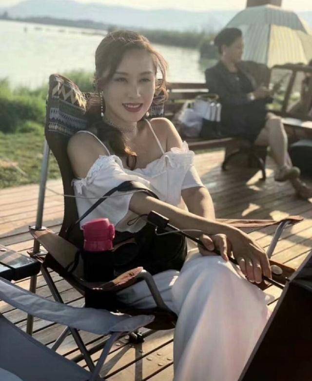 演员,期间也开始拍摄一些影视剧,随后在微电影《剪爱》中张雨晴饰演女