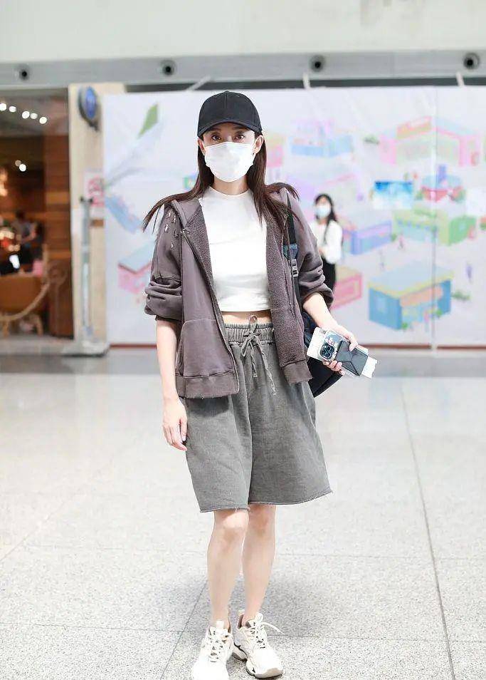 张小斐不愧是"带货王",露脐装搭五分短裤,普通款也穿出高级感_占比