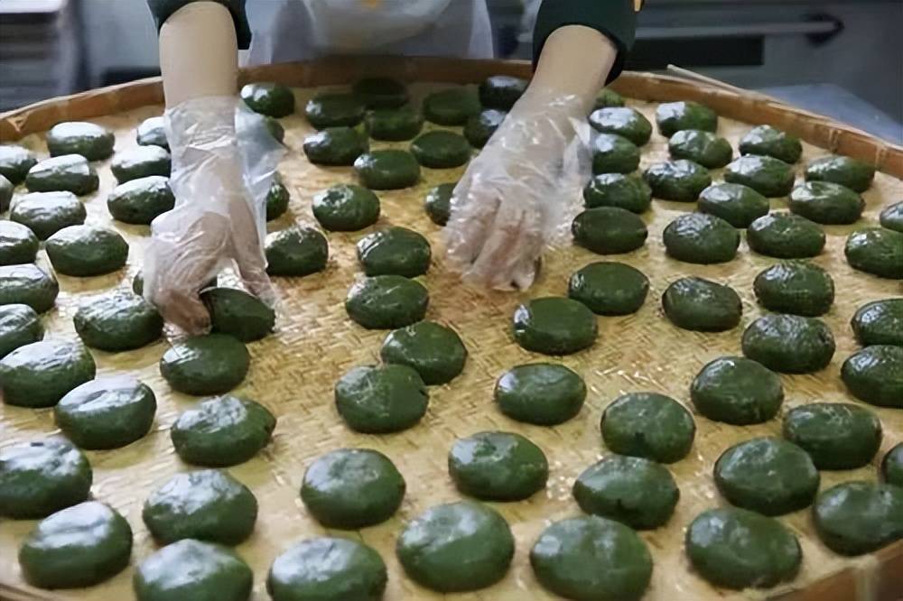 福建地区及潮汕,江浙地区称"青团",粤东及台湾客家地区称"艾粄",粤北