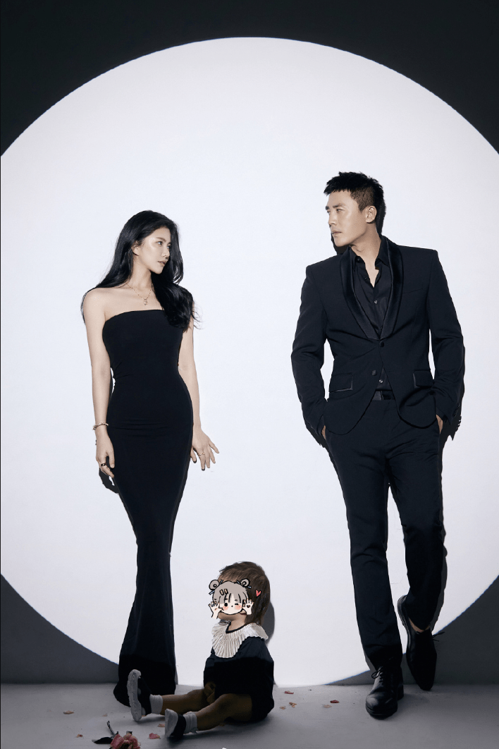 原创杜淳妻子王灿晒全家福长得越来越像宋慧乔后者是杜淳的理想型