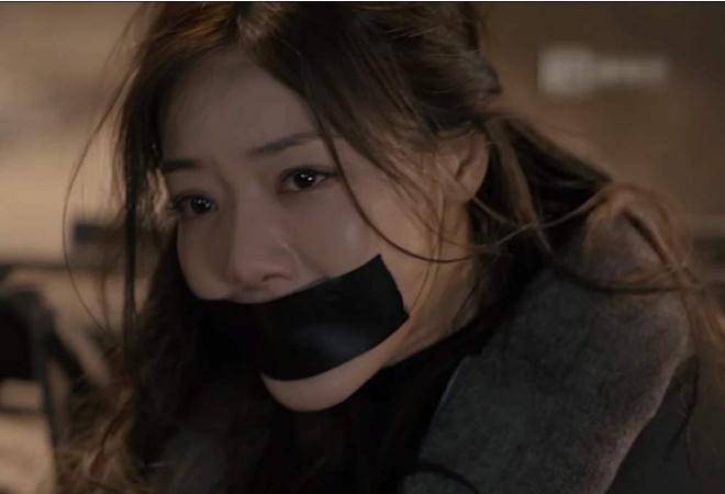 鞠婧祎绑架戏"咬化妆棉",孟子义抗拒扮丑,明星包袱为啥这么重_道具