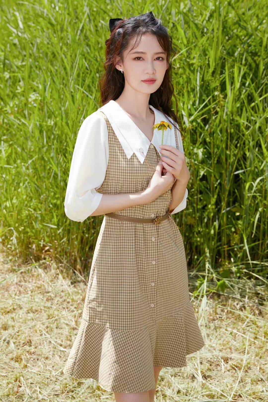 李沁的笑容让人如沐春风,穿格纹连衣裙甜美温柔,一头卷发像公主_效果