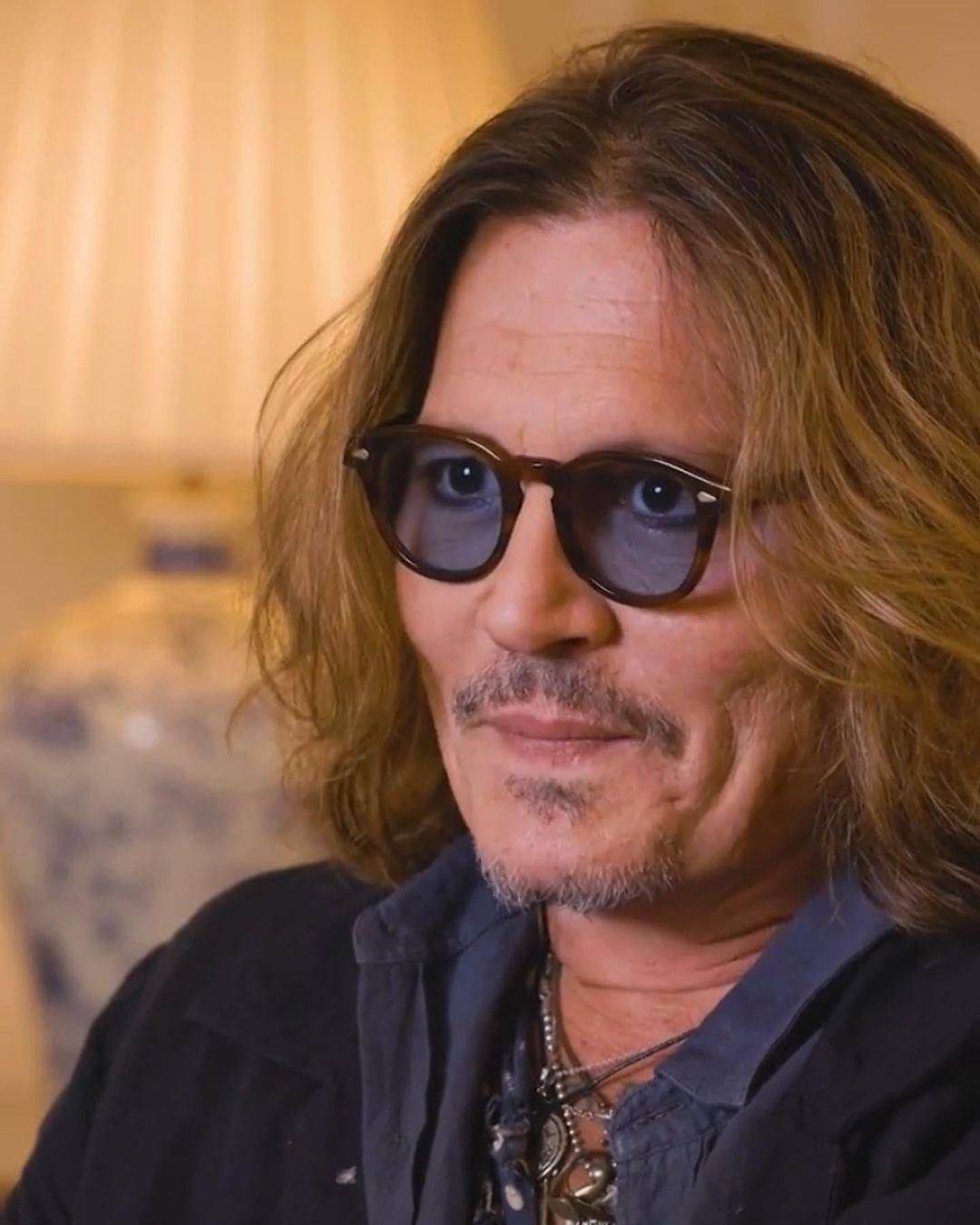 好莱坞巨星约翰尼·德普(johnnydepp)从世纪官司中胜诉后,火速回归