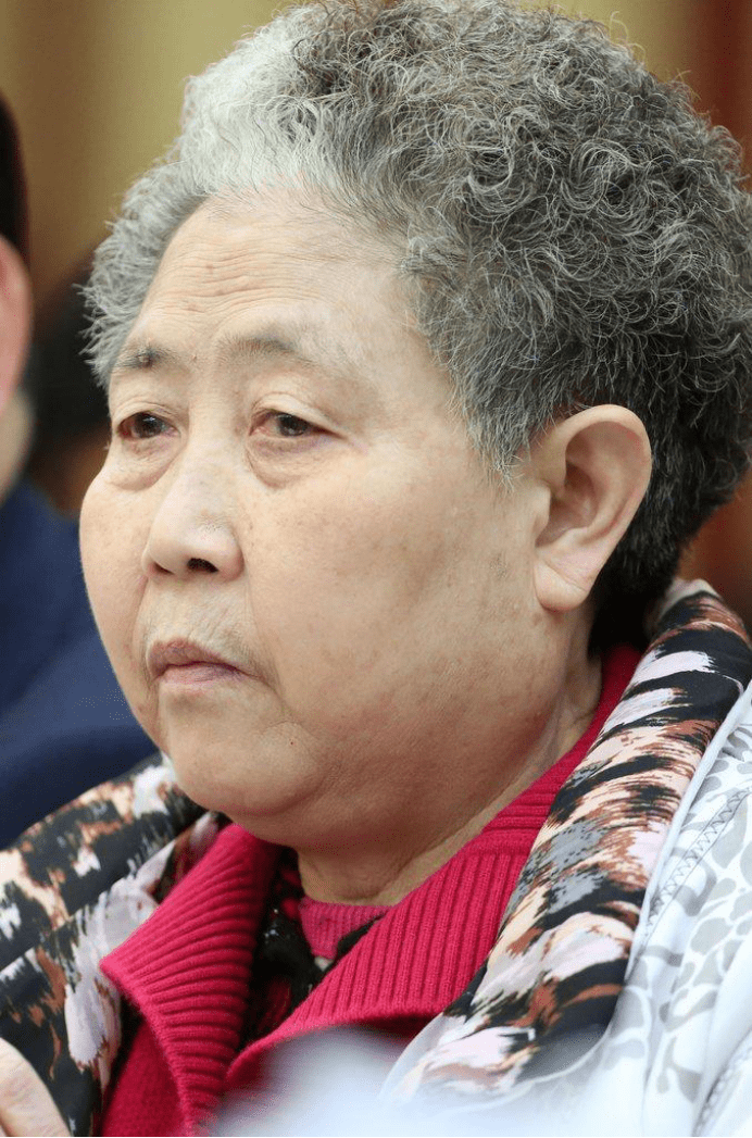 89年,陶华碧用捡来的砖头和棉瓦在贵阳市地一条街上开了一家实惠饭店