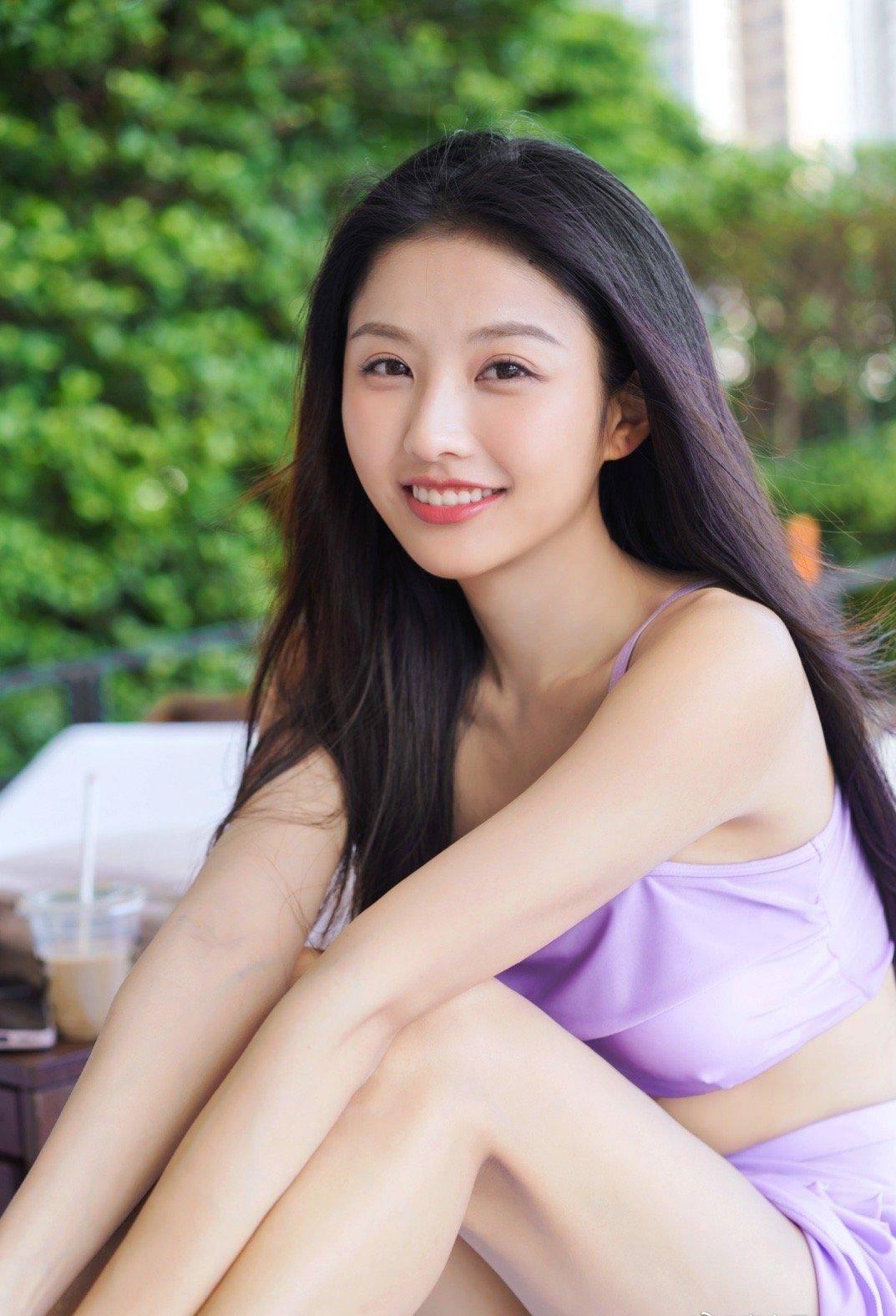 亚洲小姐高文君浅紫色露腹泳衣,泳池旁边展现青春性感美_照片_香港