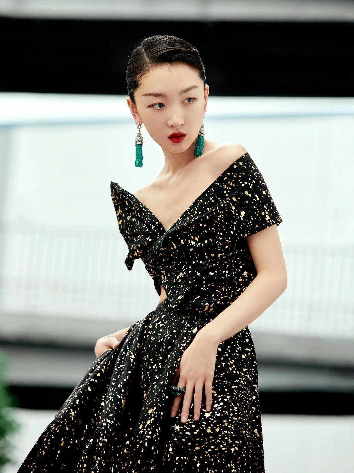 周冬雨的平板身材好高级,穿黑底鎏金斜v领礼服裙,美出新高度_剪裁