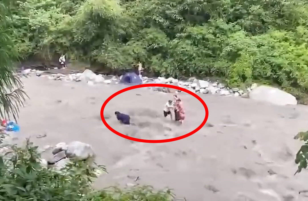 突发！彭州龙槽沟山洪暴发，多人被冲走，野外玩水究竟有多危险？