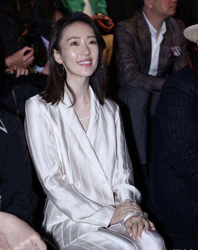 童瑶真是模特身材,白色丝绸西装都穿出宽松感,精致撩人_设计_展示出