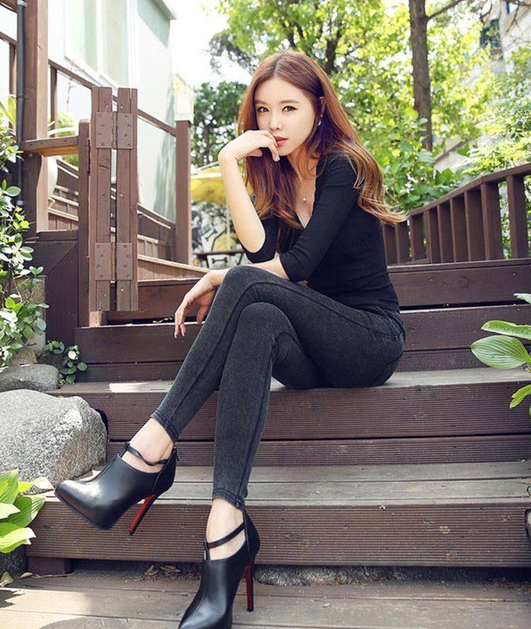 原创小姐姐穿高跟搭配紧身裤展露完美时尚曲线散发时尚迷人气质