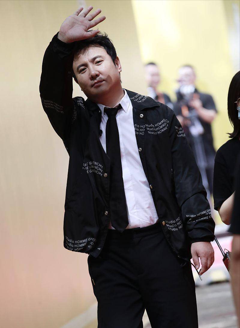 原创沈腾真不愧是喜剧演员平时穿衣服都有一种喜感还能秀出小肚子