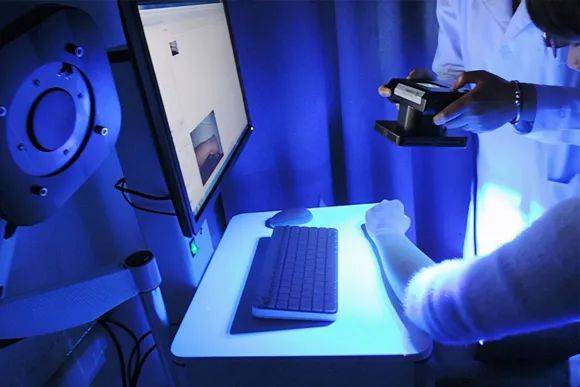 检查时医生在暗室里使用紫外线灯(就是通常所说的黑光)照射病人的皮肤