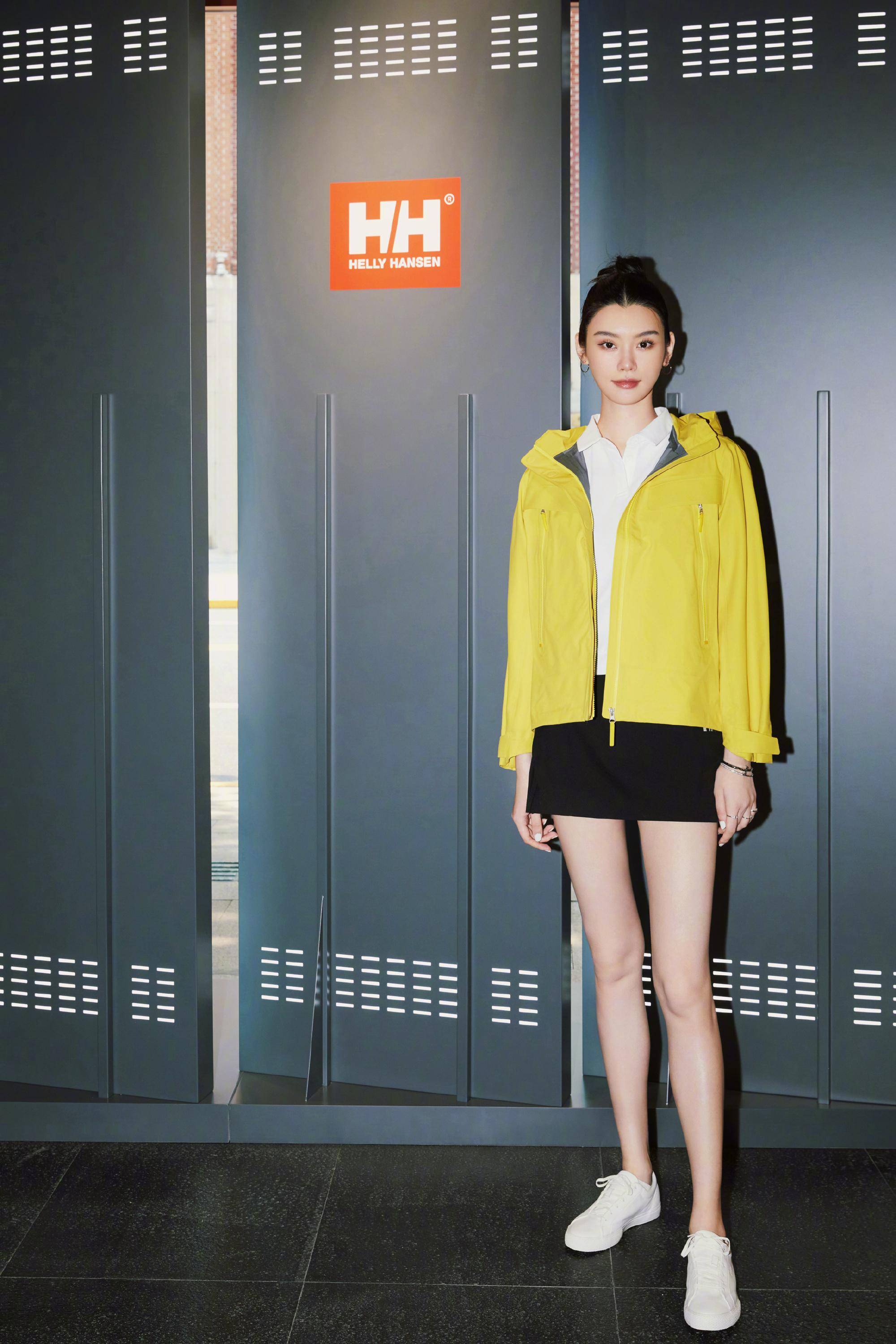 澳门赌王媳妇,名模奚梦瑶产后大半年出席活动,恢复苗条好身材_运动服