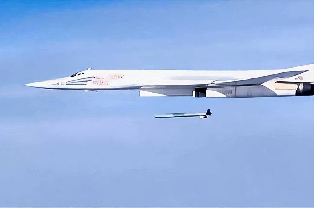 俄罗斯空军的图-160目前主要是携带远程巡航导弹进行防区外打击,可以