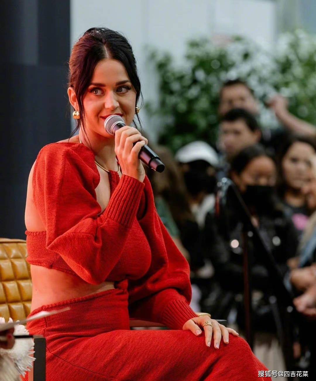 水果姐katy perry穿大红长裙变窈窕淑女美得太正经我见犹怜